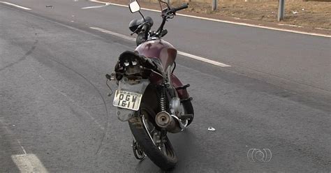 G Mulher Morre Ap S Ter Moto Atingida Por Carro Que Fugia Da Pol Cia