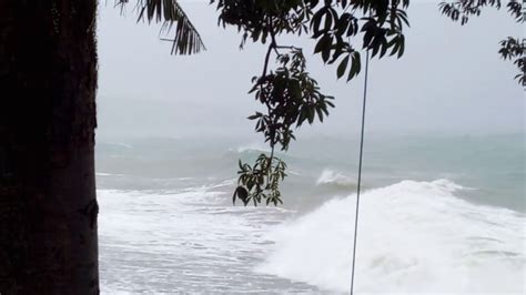 Ombam Menamtang Maut Sepagian Sampan Para Nelayan Sedikit Akan