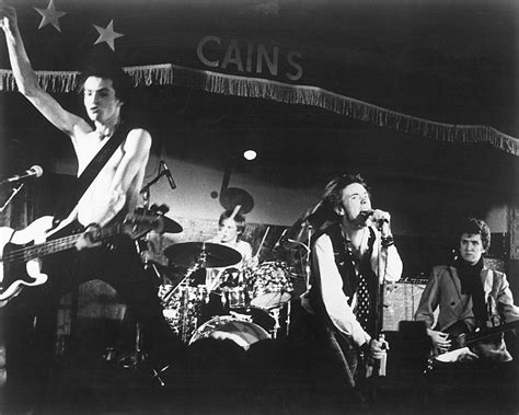 Nezapomenutelná kapela která všechny štvala Na prvním koncertě Sex Pistols vypískali dřív než