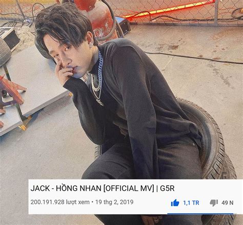 Tin sao Việt 3 3 Hương Giang mặc bikini tình tứ ôm vai trai lại trên bờ biển