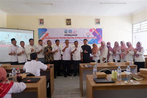 Workshop Penyelarasan Pembelajaran Berbasis Dunia Kerja Bersama Pt