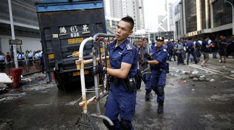 Polic A De Hong Kong Retir Las Barricadas De Los Manifestantes Mundo