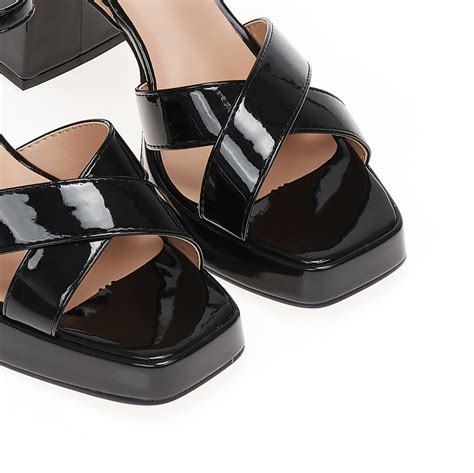 Sandały nude lakierowane z poprzecznymi paseczkami z przodu na