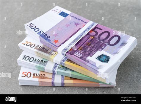 Cash notes Fotos und Bildmaterial in hoher Auflösung Alamy