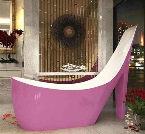 Freestanding Bathtub In Glossy Pink