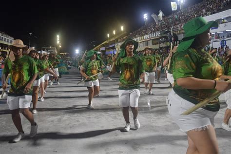 Mocidade Faz Um Ensaio Marcado Pela Bela Apresenta O Da Bateria