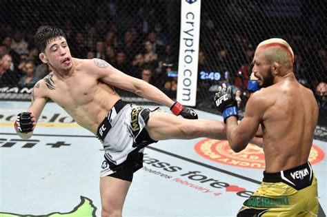 Brandon Moreno Manages The Pressure | UFC