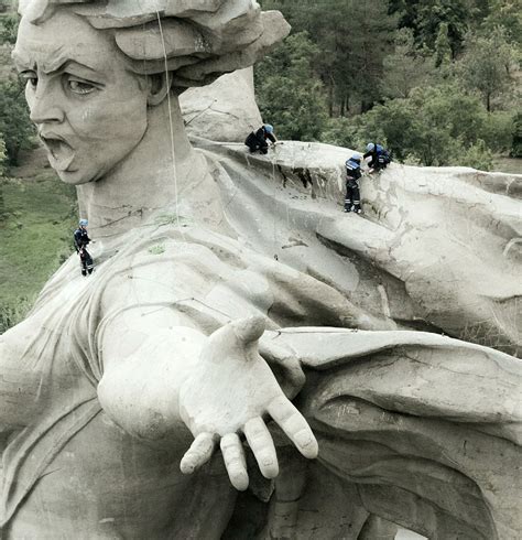 Giant Motherland Calls monument gets an EPIC facelift (PHOTOS) - Russia ...