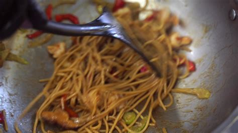 Noodles cooking in a wok 11351937 Stock Video at Vecteezy