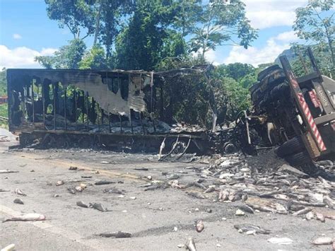 Acidente Entre Caminh Es Deixa Dois Mortos Carbonizados Gazeta Digital