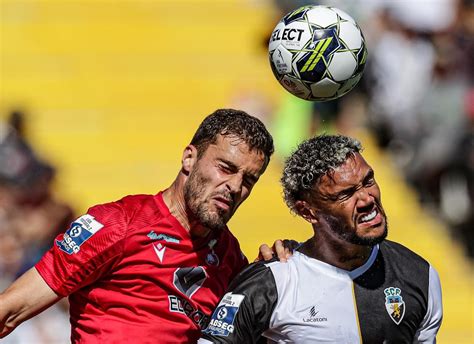 Farense bate Penafiel reviravolta e golo decisivo de Lucão