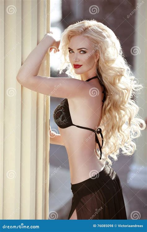 Pelo Ondulado Largo Modelo Atractivo Hermoso De La Mujer En Posin Negro Del Bikini Foto De