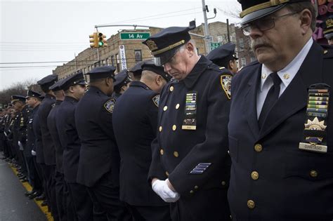 NYPD officers ignore memo, turn backs again on mayor at slain cop's ...