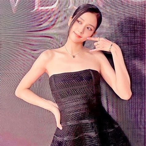 Pin By 𝝖𝝢𝗜𝝚🧸💞 On Jisoo Blackpink🖤💗 Strapless Dress Formal Strapless