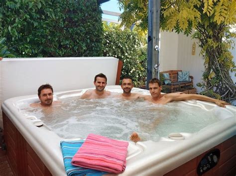 NOUVEAUTÉ Mike et Peter t accueillent dans leur maison d hôtes exclusivement gay et naturiste