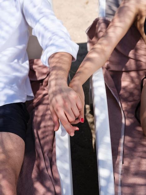 Pareja Agarrada De La Mano En La Playa Foto Premium