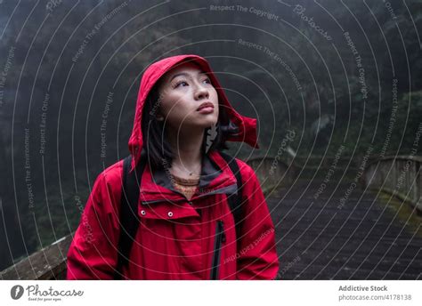 Junge Ethnische Frau Beim Wandern Im Wald Bei Regnerischem Wetter Ein Lizenzfreies Stock Foto