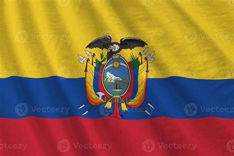 Bandera De Ecuador Con Grandes Pliegues Ondeando De Cerca Bajo La Luz