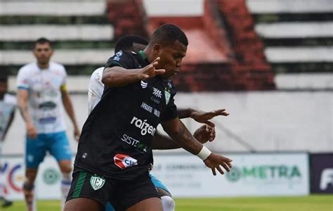 Galvez anuncia contratações de lateral ex Goiás e atacante ex Trindade