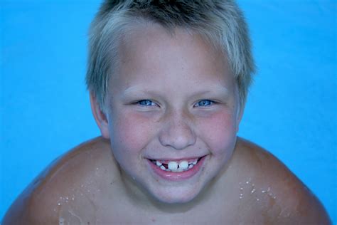 Fotos gratis persona chico niño masculino piscina retrato azul