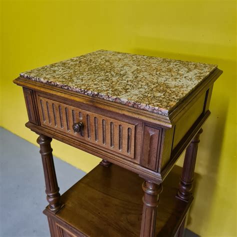 Table de nuit vintage en noyer français avec plateau en marbre