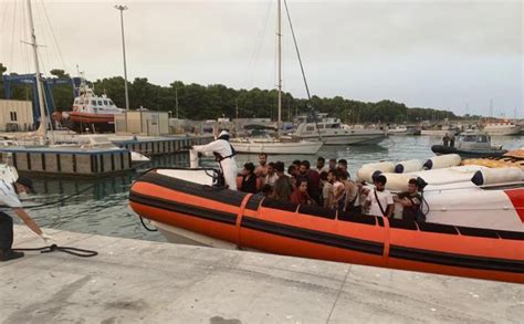 Migranti Fermati Presunti Scafisti Lega Fermare Gli Sbarchi Sulle