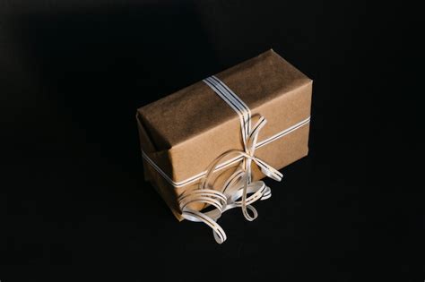 Coffret Cadeau Emballé Dans Du Papier Kraft Recyclé Et Attaché Avec Un