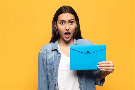 Mujer Latina Joven Que Parece Muy Conmocionada O Sorprendida Mirando Con La Boca Abierta