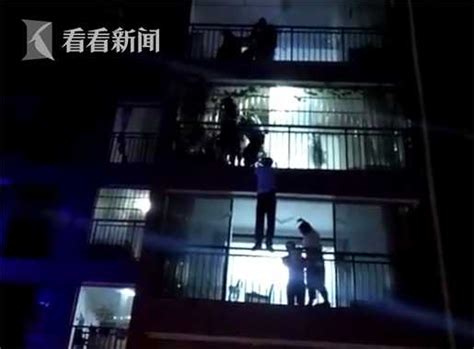 与家人起争执女子从5楼跳下 被4楼邻居一把抓住