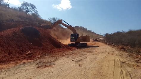 Escavadeira Hidr Ulica Caterpillar Fazendo Limpeza De Talude Na