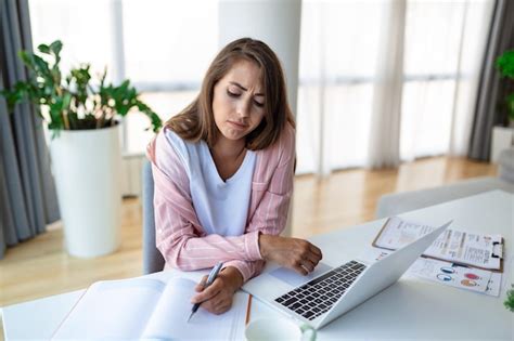 Mujer joven trabajando con computadora portátil mujer de negocios