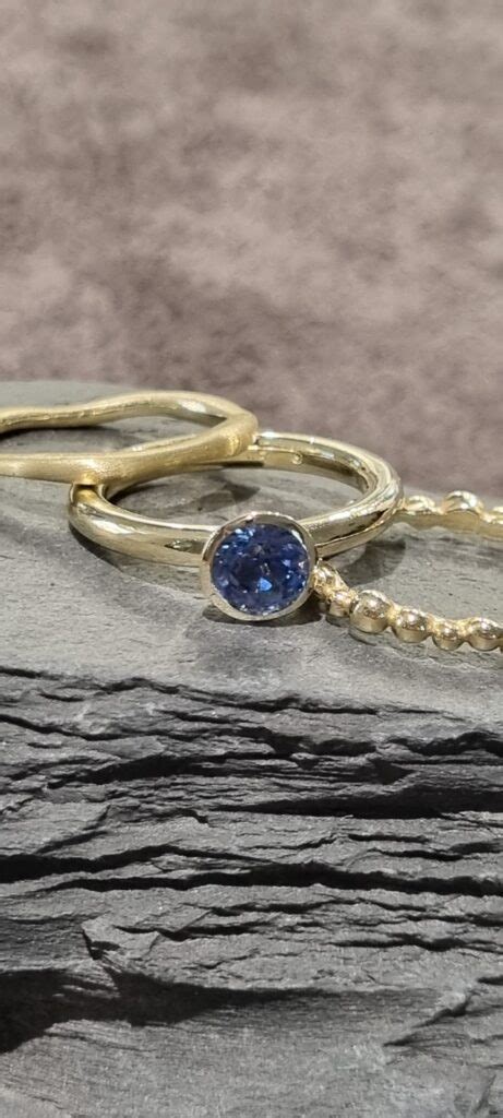 Ringe in 585 Gelb und Weißgold mit blauem und pinke Saphir