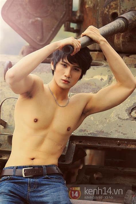 Hot boy học cực giỏi gây sốt tạiVietNam s Next Top Mode