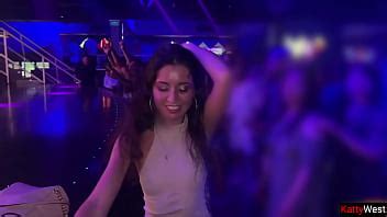 Cutie follada por todos los agujeros en el baño de un club nocturno XVIDEOS