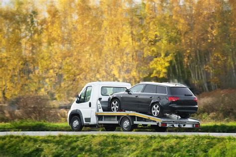 Аварийная дорожная помощь в действии когда эвакуатор перевозит