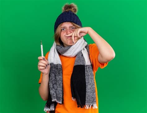 Mulher Jovem Insalubre Em Uma Camiseta Laranja Chap U E Cachecol