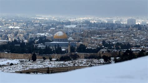 في مشهد أسر القلوب المسجد الأقصى يُغسل بالماء والثلج والبرَد فيديو