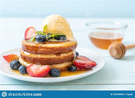 Crepe Con Helado De Los Ar Ndanos De Las Fresas De La Miel Y De La