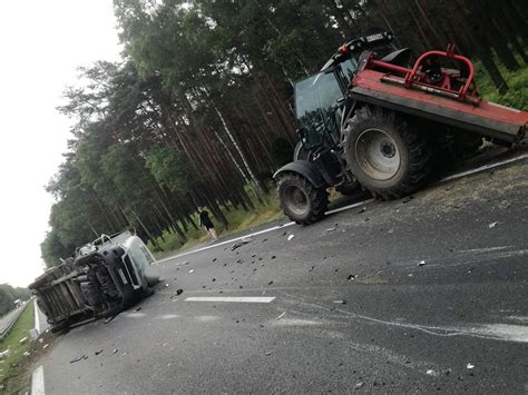 Powa Ny Wypadek Na Dk W Kobi Rze Dostawczak Zderzy Si Z Ci Gnikiem