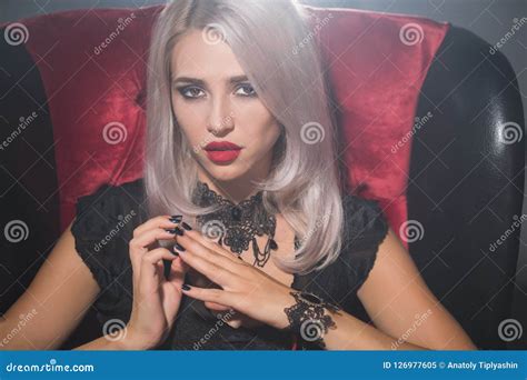 Blonde Hermoso Con Los Labios Rojos En Un Fondo Oscuro En Un Cuello Imagen De Archivo Imagen