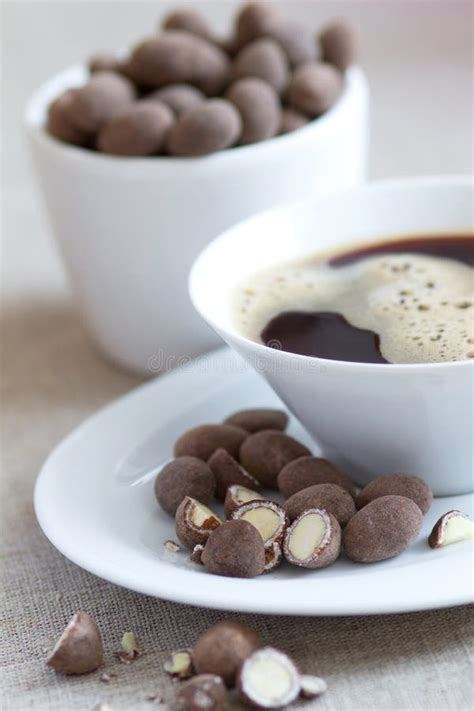 Le Café Et Le Chocolat Ont Couvert Des Amandes Image stock Image du