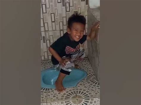 AZKA BELAJAR EEK ATAU BERAK DAN CEBOK DI WC JONGKOK - YouTube