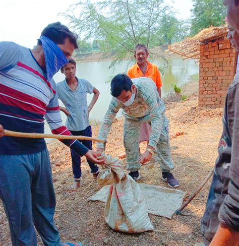 ग्रामीण ने घर में घुसे महामंडल सर्फ को निकालने मदद के लिए 112 से किया