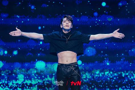 Kim Min Kyu Muestra Su Abdomen Marcado Durante Presentaci N De Comeback