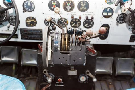 Motorcontroles In De Cockpit Van Een Oud Vliegtuig Stock Foto Image