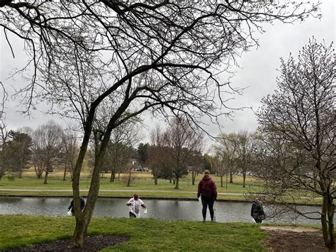 Muhlenberg College Ambassadors Take Students to Pick-Up Trash at Local