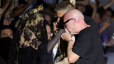 Madonna Fait Une Apparition Remarqu E Au D Fil Dolce Gabbana