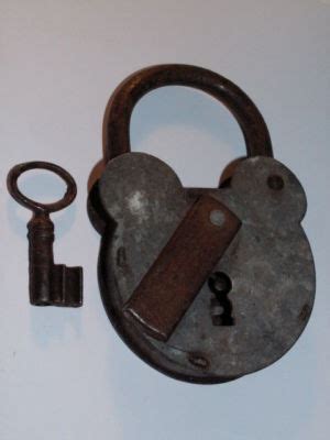 Magnifique Ancien Cadenas Type Mickey Avec Sa Clef Antique Price