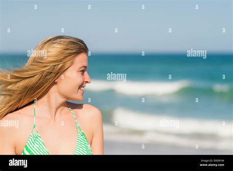 Alte frau bikini am strand Fotos und Bildmaterial in hoher Auflösung Alamy