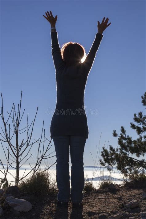 Silhueta De Uma Mulher Que Executa a Ioga O Sol Que Brilha Atrás